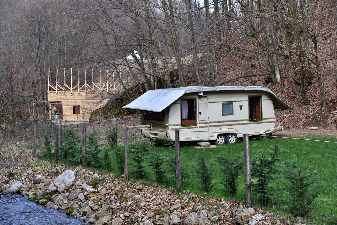 Iubită de amatorii de drumeţii, Valea Boiului este o adunătură kitchioasă de construcţii ilegale.