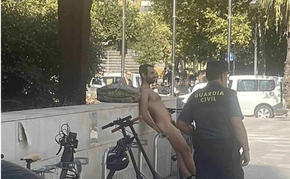 Un spaniol amendat că umbla gol pe stradă, iertat de o înaltă curte de judecată. Cum au motivat magistrații decizia VIDEO