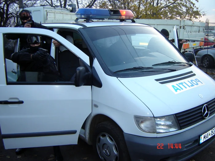 A fost nevoie de intervenţia poliţiştilor pentru calmarea spiritelor. FOTO: N.Butnaru