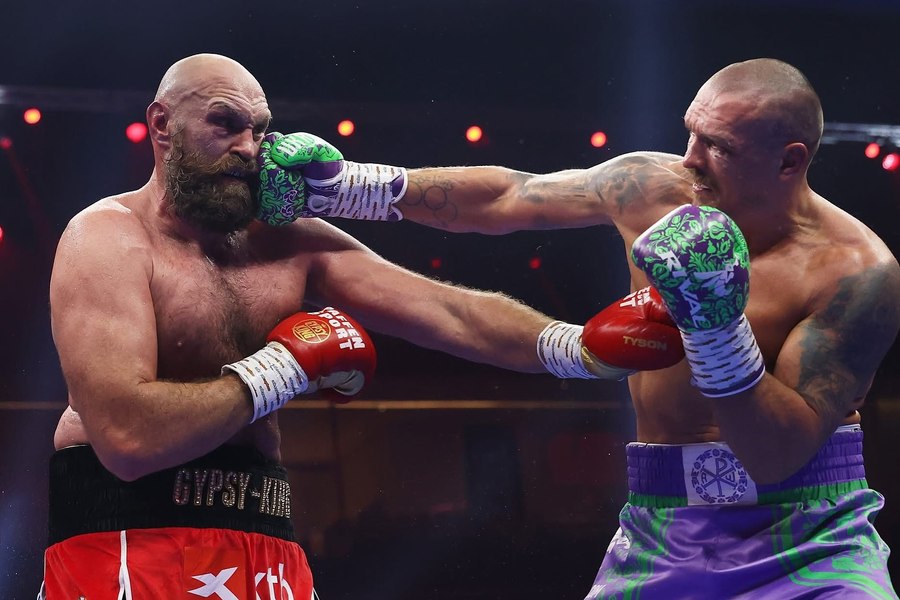 Tyson Fury și Usyk în ringul luptei secolului, arbitri și scandal în jurul deciziei unanime pentru centurile grea | sursa foto: Adevarul