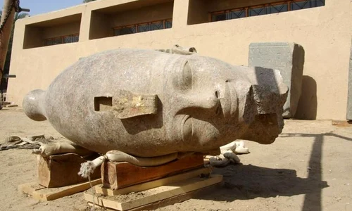 Capul statuii faraonului Amenhotep al III‑lea, găsit la Luxor jpeg