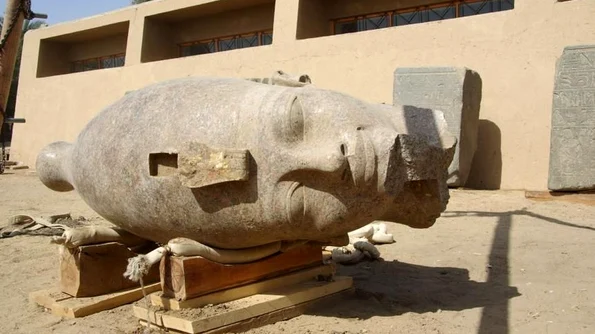 Capul statuii faraonului Amenhotep al III‑lea, găsit la Luxor jpeg