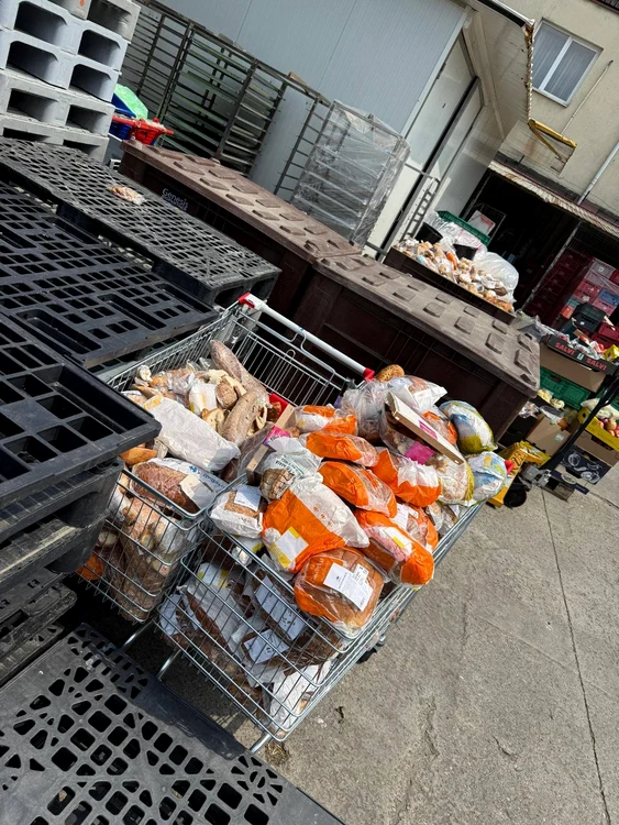 Pâine marca Carrefour depozitată pe jos. Foto FB/ANSVSA 