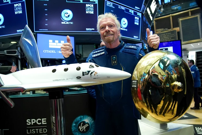 Acesta e echipajul Virgin Galactic: piloții Dave MacKay și Michael Masucci, Richard Branson Beth Moses, Colin Bennett, Sirisha Bandlafoto: GettyImages