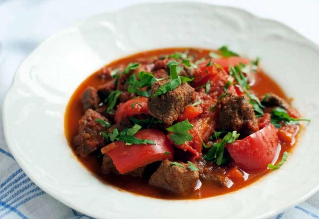 
    Ușoara și delicioasă, această tocană din carne de vită cu legume va fi cu siguranta pe gustul tău.clickpoftabuna.ro  