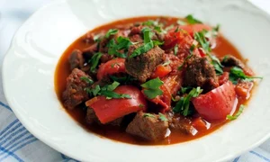 tocana de vita cu legume 580x400 jpeg