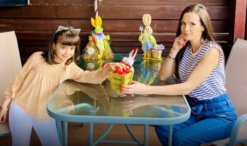 Livia Graur și Renata decorează curtea de Paște foto Instagram 