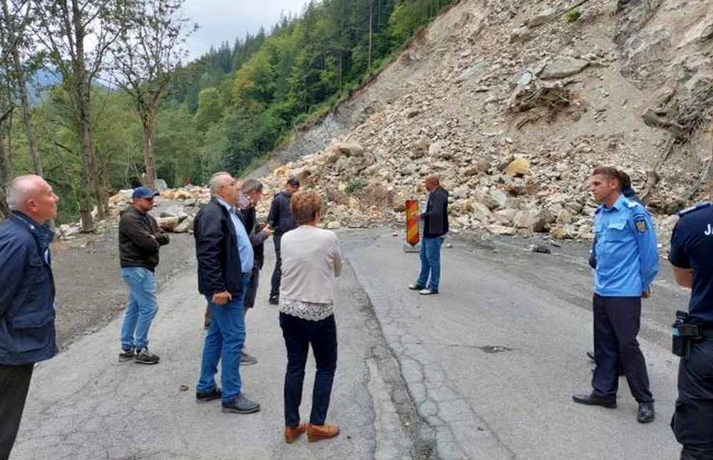 Drumul dintre Crucea și Broșteni este în continuare închis FOTO ISU Suceava