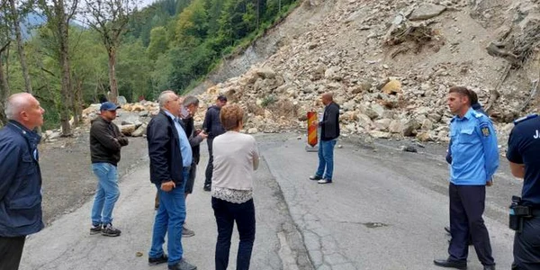 Drumul dintre Crucea și Broșteni este în continuare închis FOTO ISU Suceava