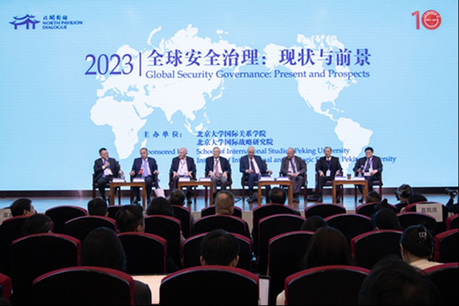 John Negroponte, fost adjunct de secretar de stat, și Joseph S.Nye, fost adjunct de secretar al apărării, discută relația SUA-China la Universitatea Peking. China la zi