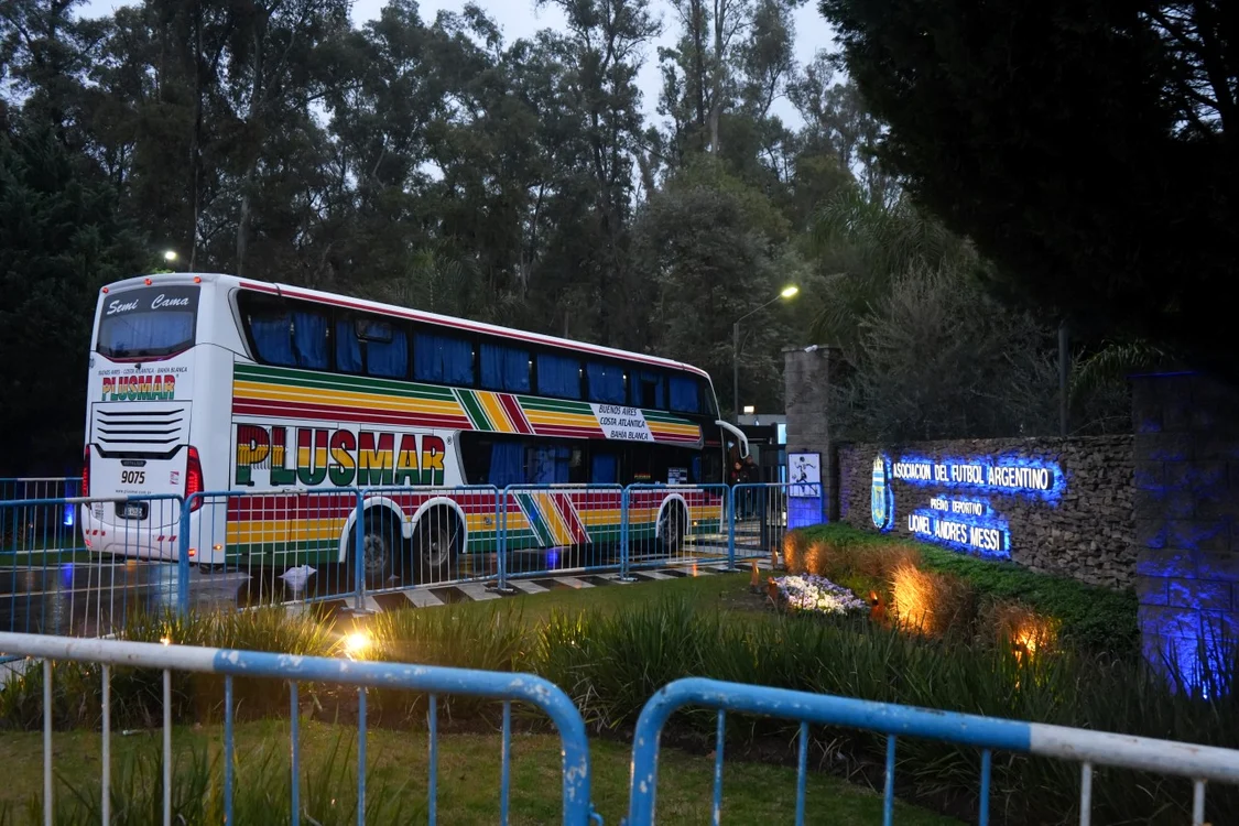 Unul dintre autocarele cu care au sosit argentinienii a pătruns în baza federației (Foto: EPAImages)