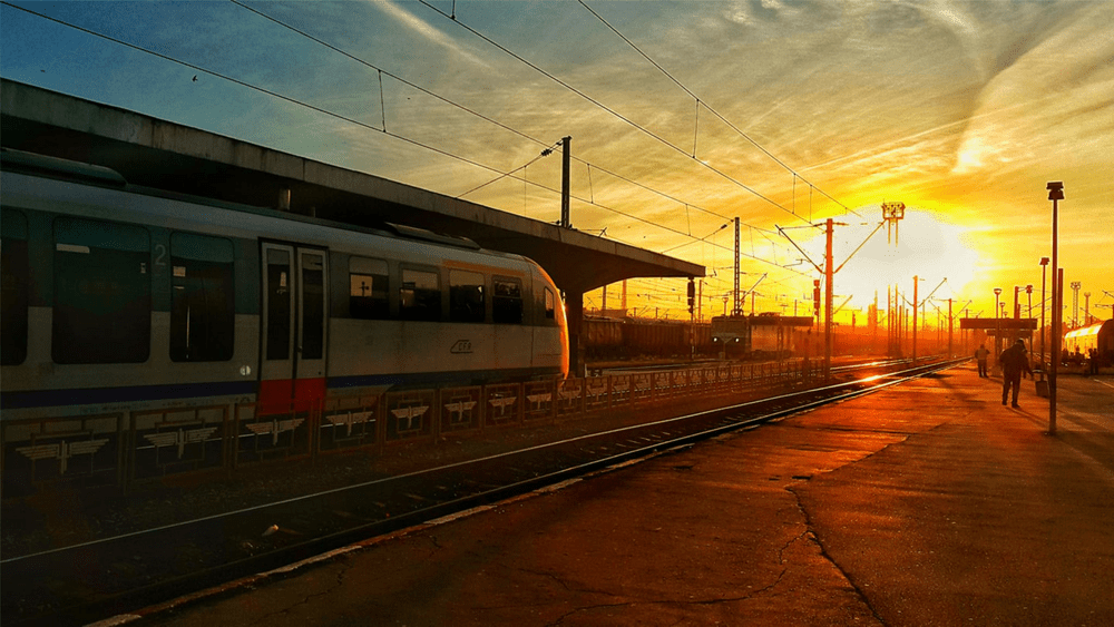 Bărbat găsit mort pe calea ferată, lovit de tren. Se certase cu prietena și plecase cu mașina femeii 