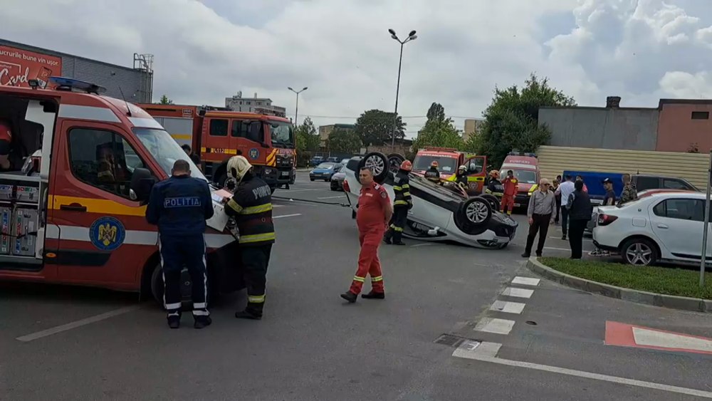 Mașină răsturnată în parcarea unui hipermarket din municipiul Constanța VIDEO