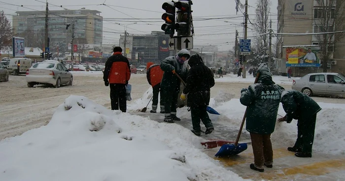 Ploieşti: Şoferii şi-au scos maşinile blocate în zăpadă cu ajutorul lopeţilor