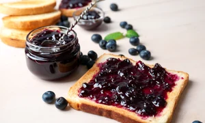 Dulceata de afine  Sursa foto shutterstock 1034360479 jpg