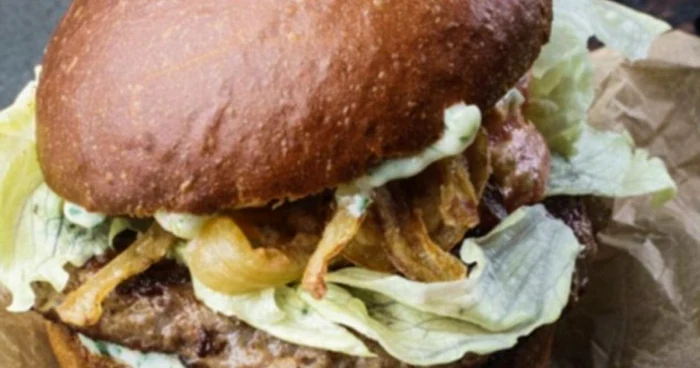 Burger cu şobolan, noua găselniţă a restaurantelor ruseşti FOTO „Daily Mail“