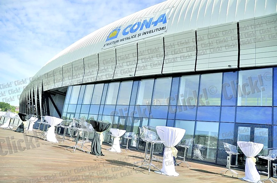 De afară, stadionul  seamănă cu  Allianz Arena