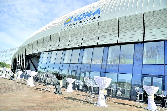 De afară, stadionul seamănă cu Allianz Arena