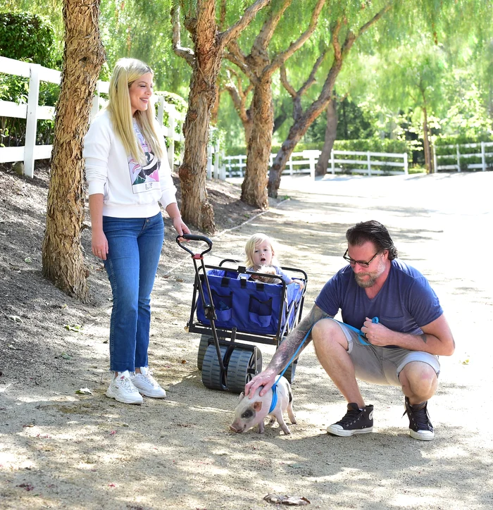 Tori Spelling a fost surprinsă joi la plimbare prin Los Angeles, însoțită de soțul ei Dean McDermott și Beau