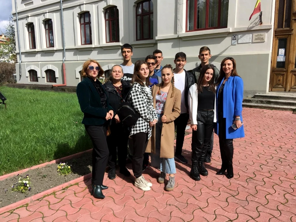 O parte din echipa de la Colegiul ”Dinicu Golescu” din Câmpulung Muscel ce a lucrat la ambiţiosul proiect FOTO: arhiva personală Simona Bădiţescu