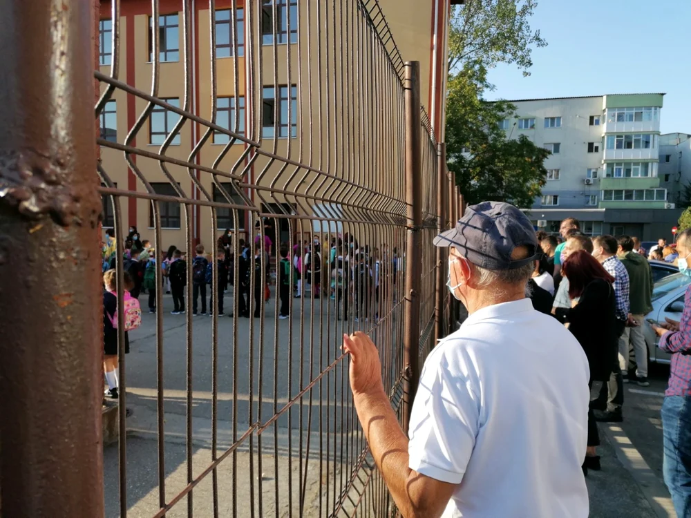 Părinţii şi-au putut urmări copiii de după gardul şcolii FOTOGRAFII: Alina Mitran
