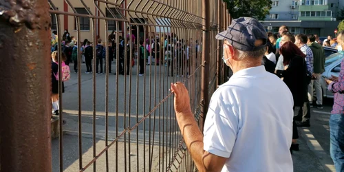 părinţii la gardul şcolii