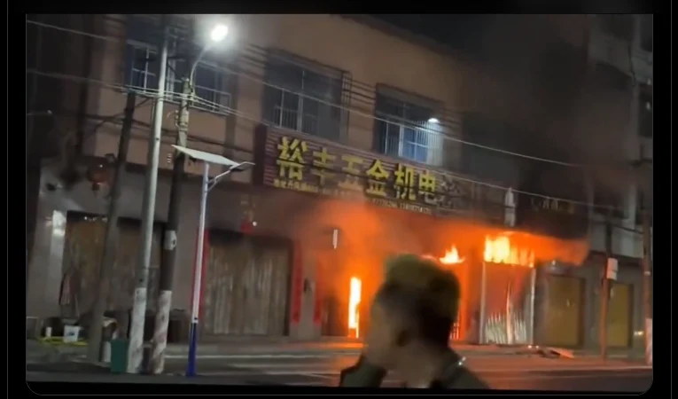 12 oameni au murit într-un incendiu la un bloc de apartamente din China