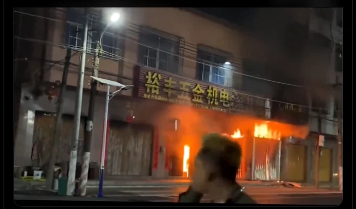 Incendiul a izbucnit marţi seara. FOTO Captură X Shenzhen Daily