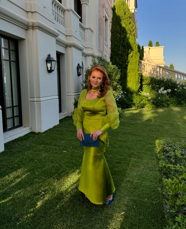 La 65 de ani, a supraviețuit cancerului, va fi a 4-a oară bunică și a scos o nouă carte.