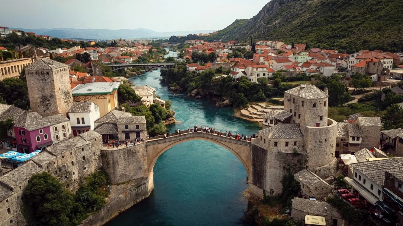 Podul Vechi din Mostar Bosnia şi Herţegovina FOTO SHUTTERSTOCK