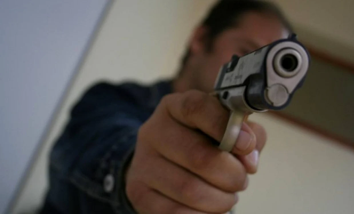 Doi pasageri care nu aveau de gând să plătească cursa, l-au amenințat pe taximetrist cu pistolul