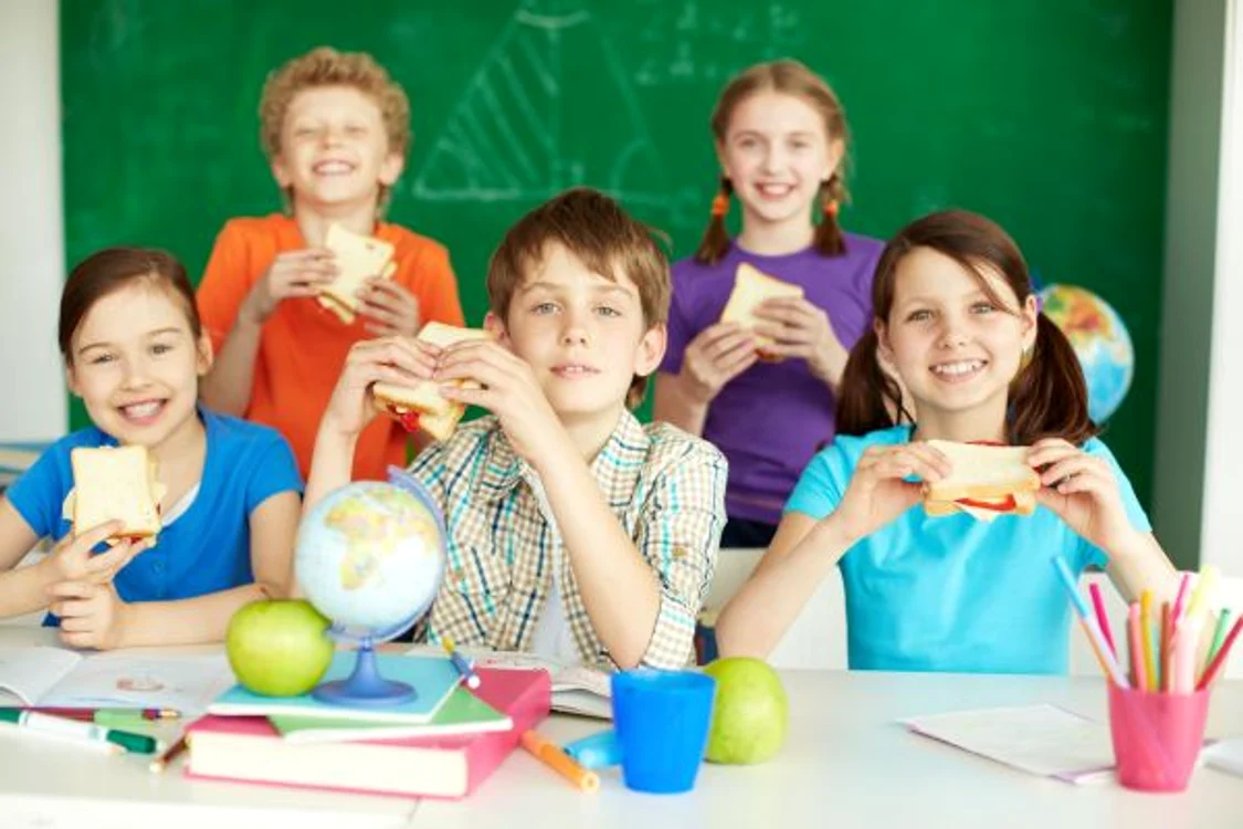 
    Pacheţelul pentru şcoală treuie să fie plin de vitamine, minerale şi nutrienţi pentru a furniza copilului energia de care are nevoie peste zi  