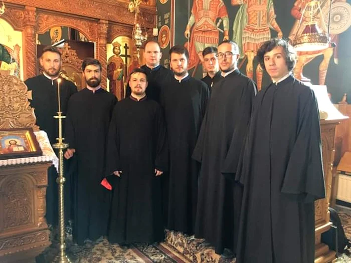 Cristian Moldovan (dreapta), alături de colegii lui din cor