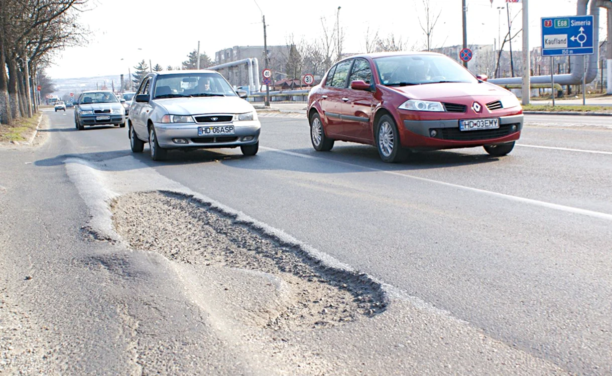 Gropile devin capcane pentru şoferii hunedoreni