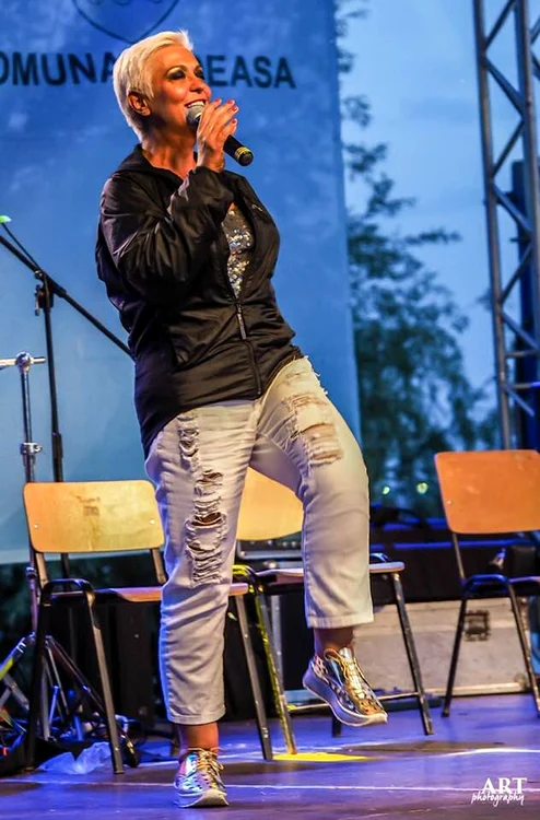 Monica poartă acum ţinute îndrăzneţe