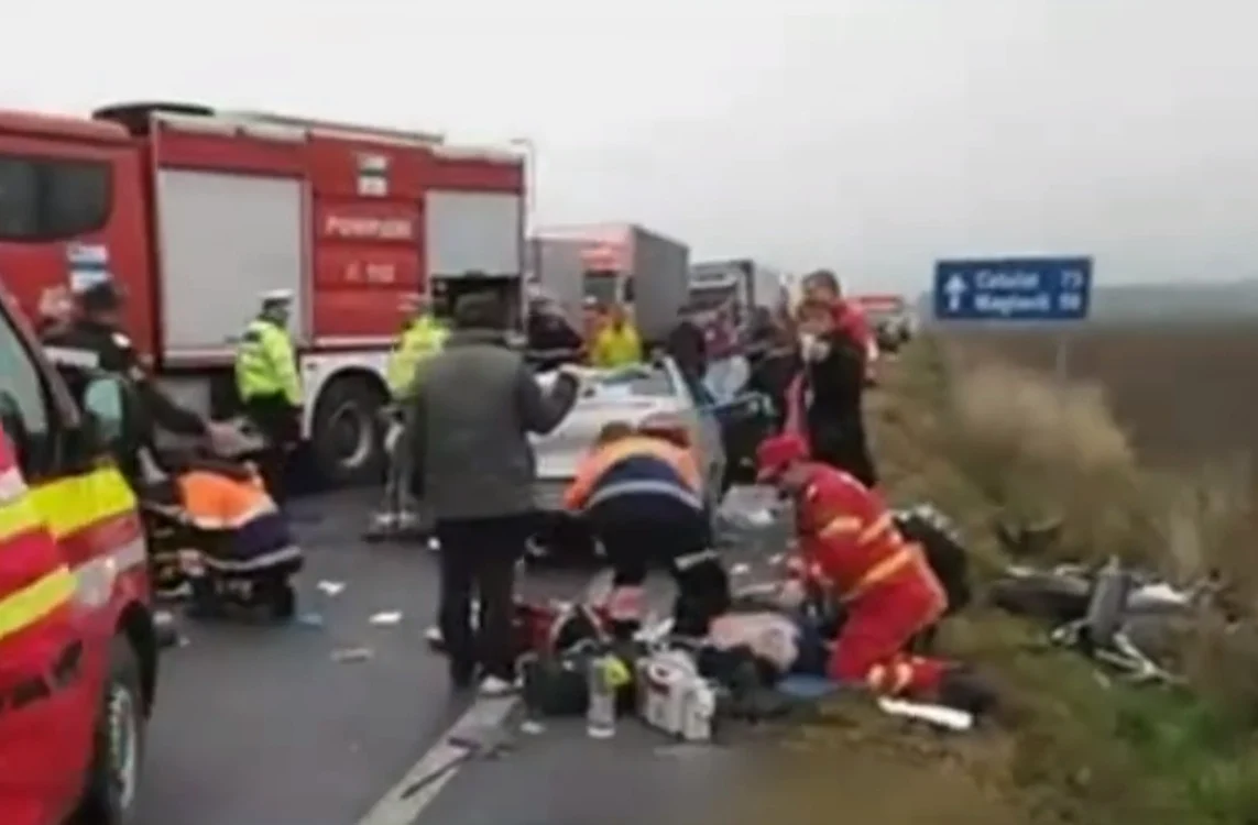 
    Accident în județul Mehedinți, între un autoturism și un TIRFoto: captură foto/Digi 24  