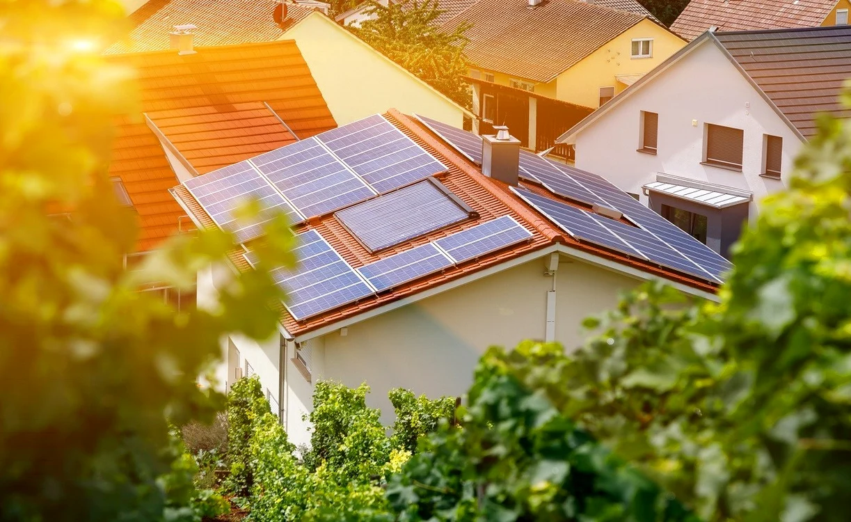 Panouri solare pe acoperiș