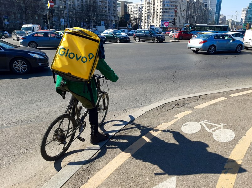 „A fost dificil în intersecțiile cu sens giratoriu”. Livratorii străini, derutați de traficul din România
