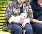 Kelly Osbourne assise sur un banc avec son chien et une amie dans la quartier de Tribeca à New York jpeg