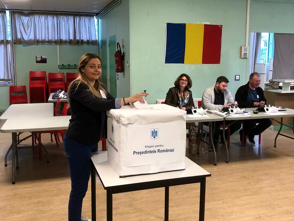 Români votând la secțiile de votare din Franța/FOTO: ISU