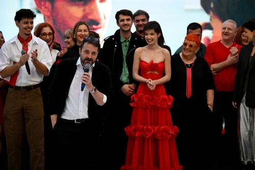 Andrei Aradits, Emilian, Ioana Flora, Vlad Udrescu, Karina Jianu, Ruxandra Ion, Richard Bovnoczki și Alina Chivulescu la lansarea serialului „Ana, Mi-ai fost scrisă în ADN”. FOTO: MIHAI STETCU, Antena 1