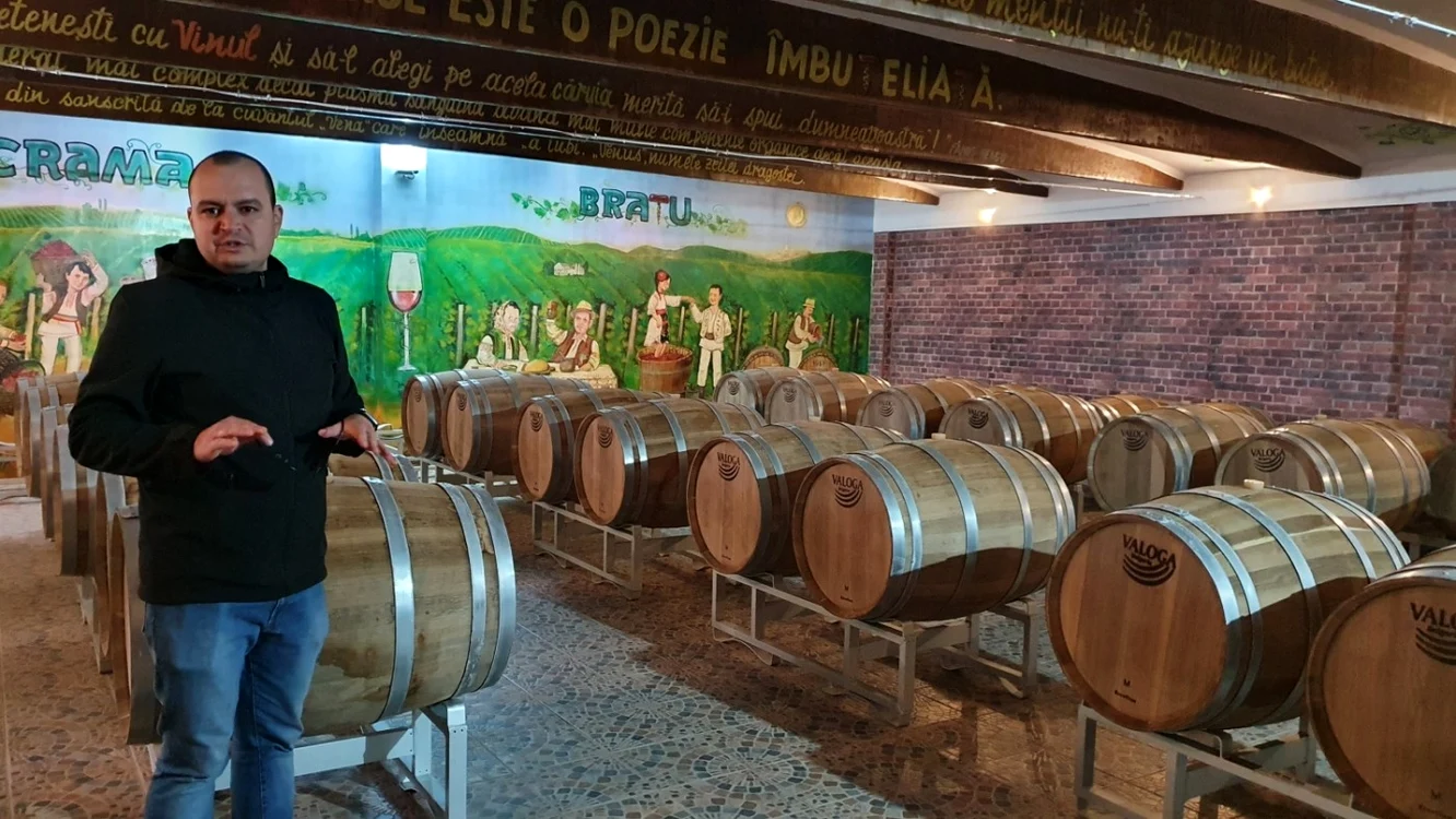 Una din încăperile unde vinul este depozitat în butoaie FOTO Valentin Trufaşu
