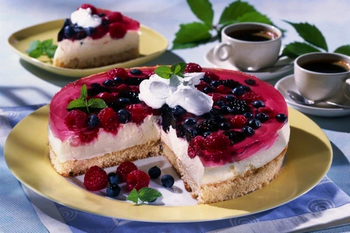 tort cu fructe de pădure jpeg