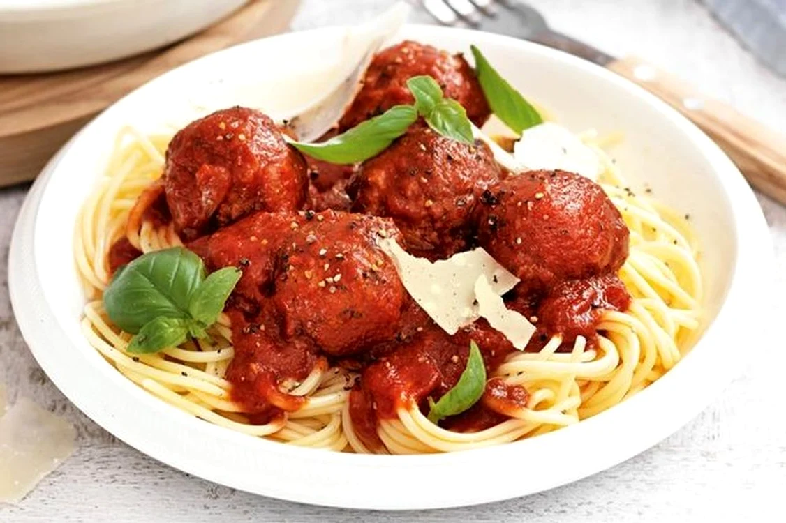 Spaghete cu chiftele si sos de rosii jpeg