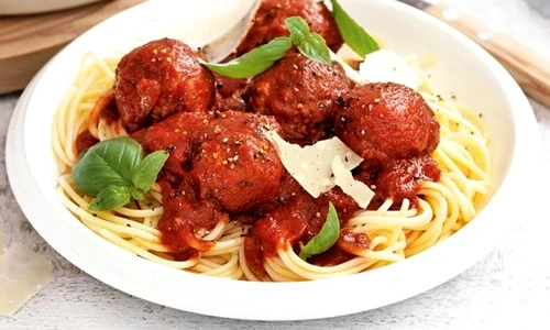 Spaghete cu chiftele si sos de rosii jpeg