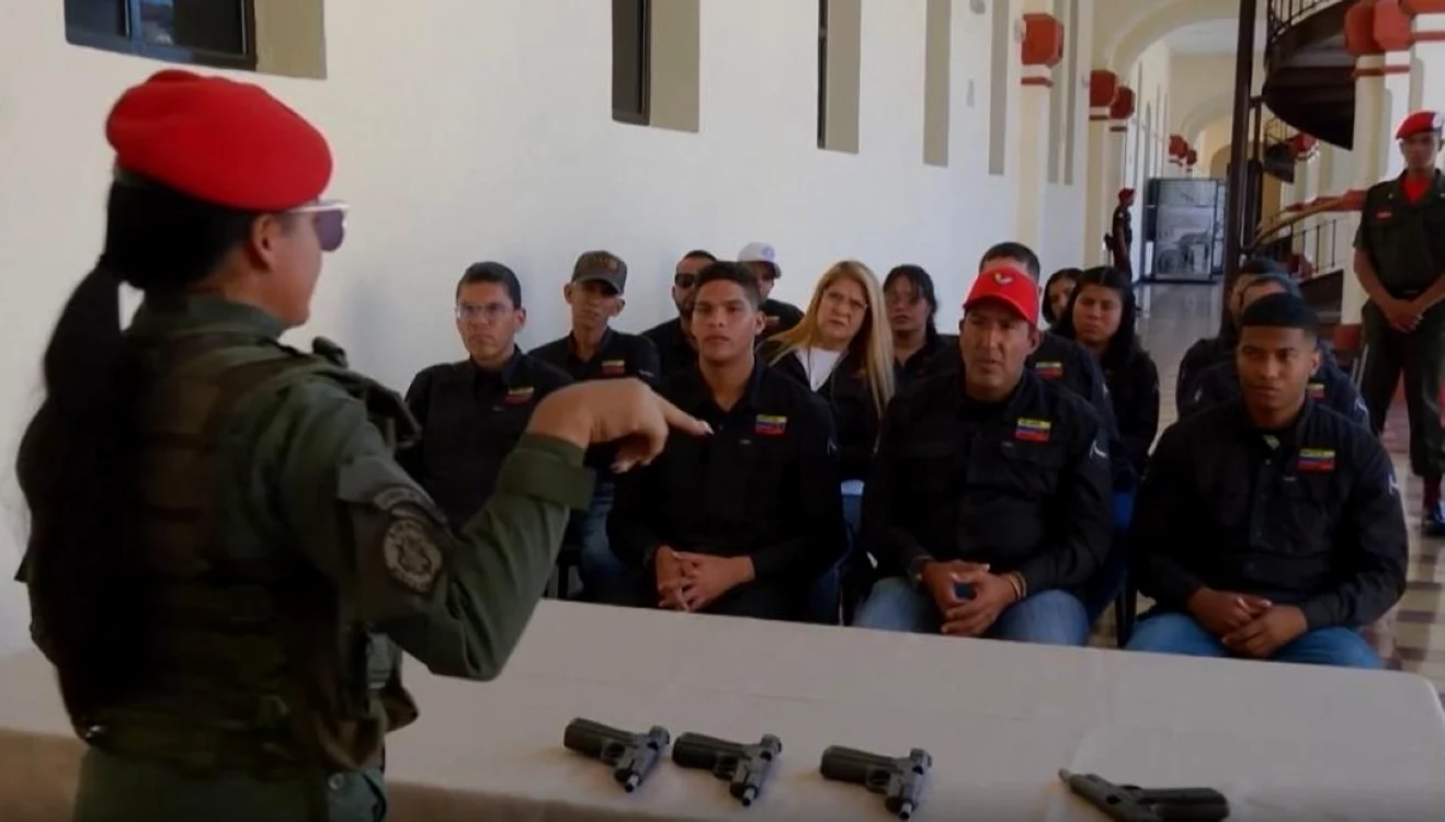 Instrucţie militară pentru civili în Venezuela. FOTO: captură video