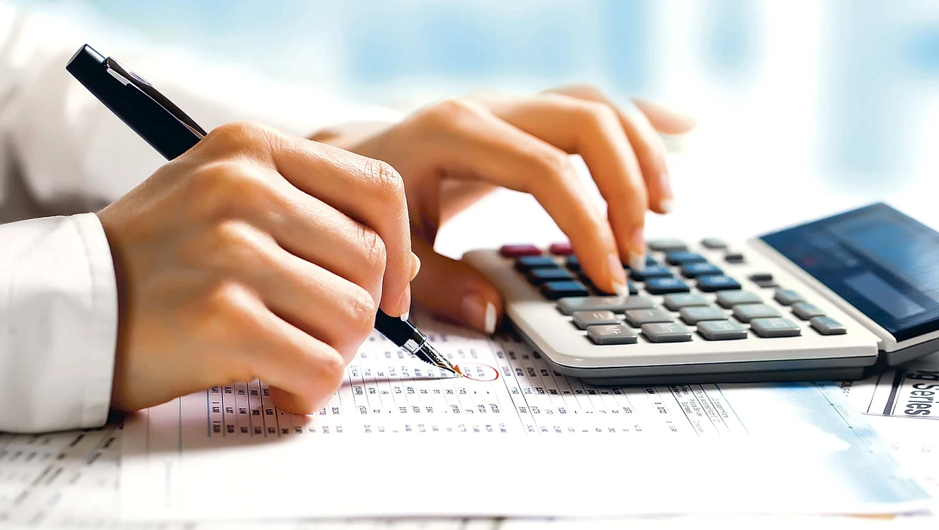 Un bărbat calculează rate bancare și le urmărește într-un grafic de rambursare
