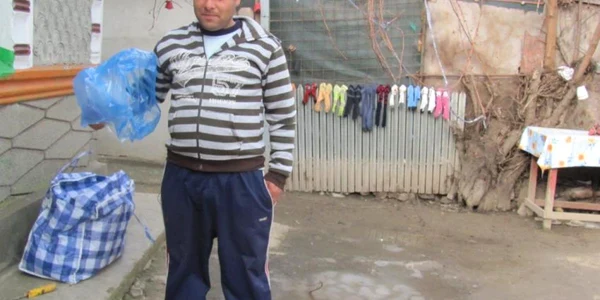 Oamenii sunt nevoiţi să găsească soluţii pentru a ieşi din această situaţie foto: M.S.