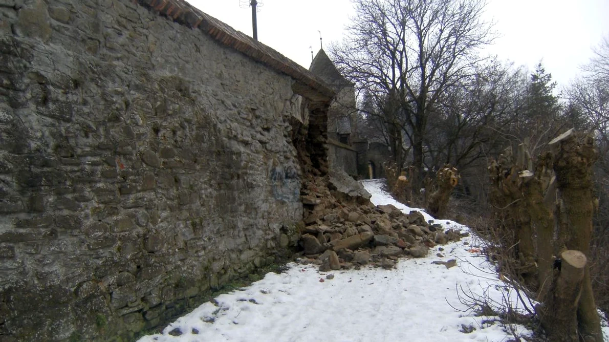 O porțiune din zidul de incintă al Cetății Medievale Sighișoara s a prăbușit / FOTO jpeg