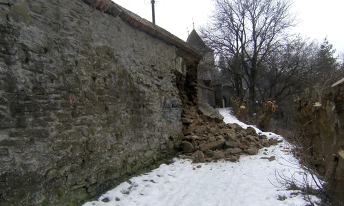 O porțiune din zidul de incintă al Cetății Medievale Sighișoara s a prăbușit / FOTO  jpeg